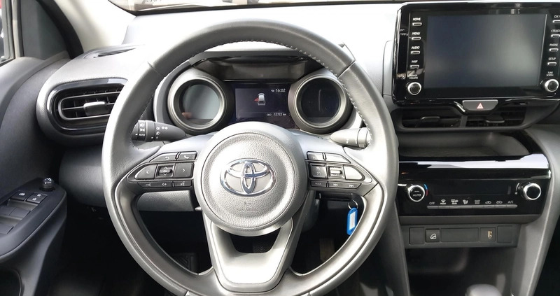 Toyota Yaris Cross cena 109900 przebieg: 12700, rok produkcji 2023 z Przemków małe 211